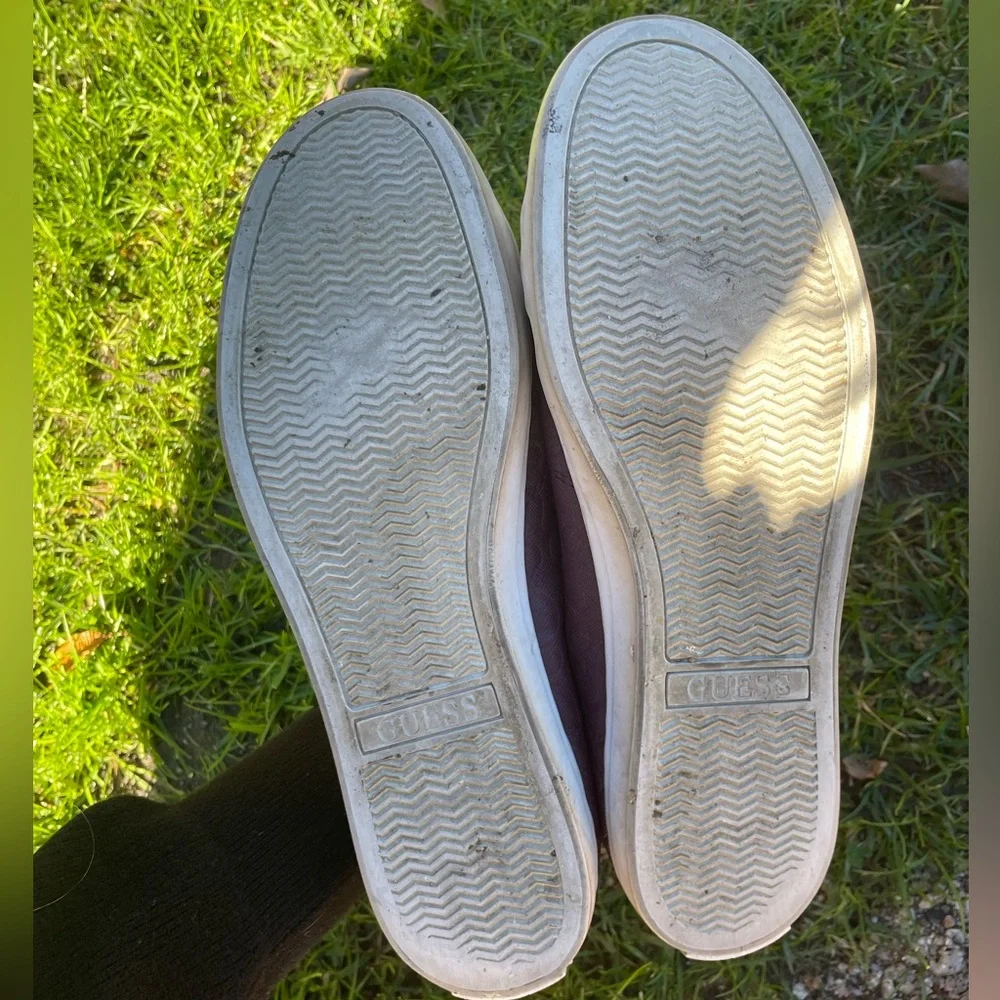 Guess Men burgundy sneakers - size 10 - Picture 3 of 10